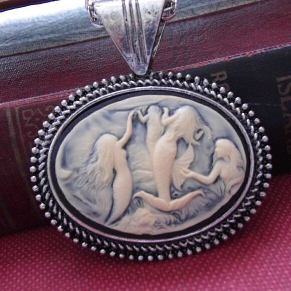 Christmas 4 Mermaids Nautical Sea Cameo Ant Silver Necklace sister daughter mom - Picture 1 of 5